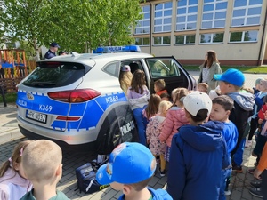 Zdjęcia przedstawiają dzielnicowych oraz dzieci z Przedszkola nr 2 w Nisku
