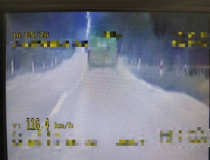 Zdjęcia przedstawiają samochody oraz ich zmierzone prędkości