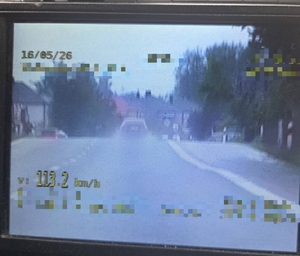 Zdjęcia przedstawiają samochody oraz ich zmierzone prędkości
