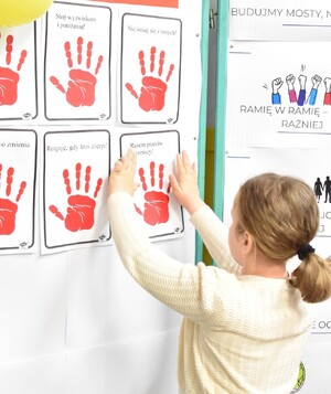 Zdjęcia przedstawiają uczestników biorących udział w happeningu "Stop Przemocy"