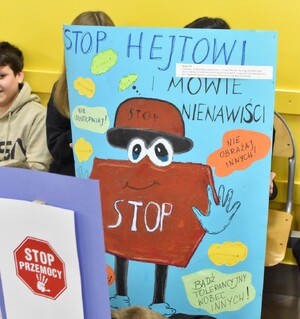 Zdjęcia przedstawiają uczestników biorących udział w happeningu "Stop Przemocy"