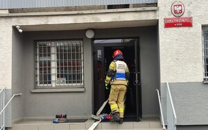 zdjęcia przedstawiają działania strażaków podczas ćwiczeń w KPP w Nisku