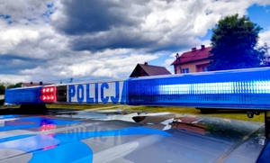 Zdjęcie przedstawia belkę policyjnego radiowozu