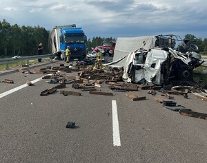 Zdjęcia przedstawiają pojazdy biorące w zdarzeniu drogowym