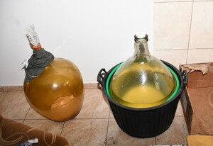 zdjęcia przedstawiają aparaturę do wytwarzania alkoholu oraz pojemniki z półproduktem do jego wytworzenia