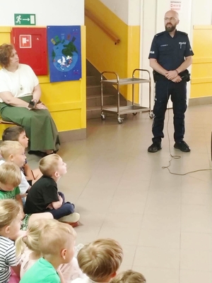 Zdjęcia przedstawiają funkcjonariuszy podczas spotkań profilaktycznych.