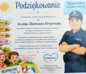 Zdjęcia przedstawiają funkcjonariuszy podczas spotkań profilaktycznych.