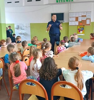 Zdjęcia przedstawiają funkcjonariuszy podczas spotkań profilaktycznych.