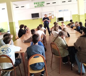 Zdjęcia przedstawiają funkcjonariuszy podczas spotkań profilaktycznych.