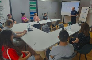 Na zdjęciu widoczny jest policjant i uczestnicy spotkania w PUP w Nisku
