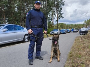 Na zdjęciach widoczni są policjanci podczas zabezpieczenia uroczystości