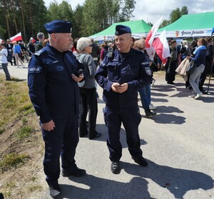 Na zdjęciach widoczni są policjanci podczas zabezpieczenia uroczystości