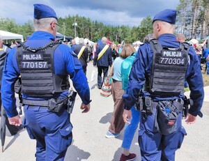 Na zdjęciach widoczni są policjanci podczas zabezpieczenia uroczystości