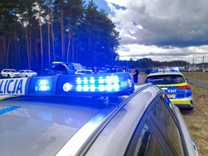Na zdjęciach widoczni są policjanci podczas zabezpieczenia uroczystości