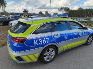 Na zdjęciach widoczni są policjanci podczas zabezpieczenia uroczystości