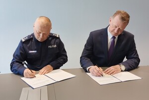Na zdjęciach widoczny jest Komendant Powiatowy Policji w Nisku oraz Rektor Państwowej Akademii Nauk Stosowanych