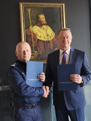 Na zdjęciach widoczny jest Komendant Powiatowy Policji w Nisku oraz Rektor Państwowej Akademii Nauk Stosowanych