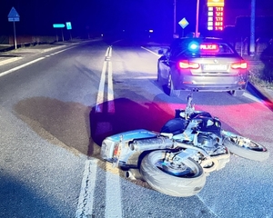 Na zdjęciu widoczny jest motocykl oraz nieoznakowany radiowóz