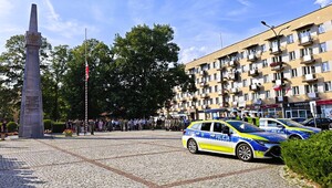 Na zdjęciach widoczni są policjanci podczas zabezpieczania trasy przejazdu rajdu rowerowego