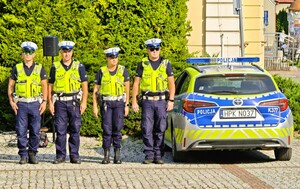 Na zdjęciach widoczni są policjanci podczas zabezpieczania trasy przejazdu rajdu rowerowego