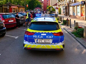 Na zdjęciach widoczni są policjanci podczas zabezpieczania trasy przejazdu rajdu rowerowego