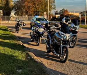 na zdjęciu widoczne są motocykle i radiowóz policyjny podczas przeprowadzonej kontroli drogowej